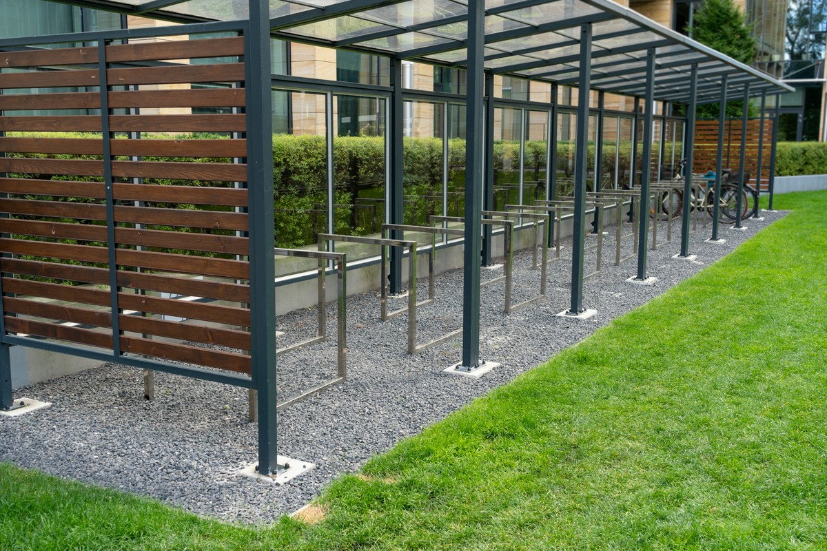 Najlepsze materiały na stojaki rowerowe – trwałość i estetyka w jednym